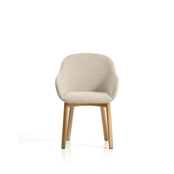 Chaise Meila avec accoudoirs en chenille beige et pieds en chêne massif finition naturelle