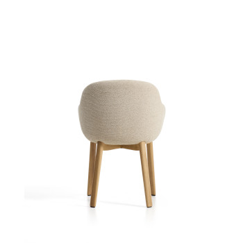 Chaise Meila avec accoudoirs en chenille beige et pieds en chêne massif finition naturelle