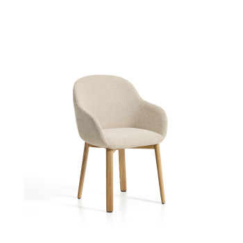 Chaise Meila avec accoudoirs en chenille beige et pieds en chêne massif finition naturelle