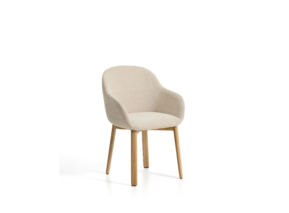 Chaise Meila avec accoudoirs en chenille beige et pieds en chêne massif finition naturelle