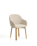 Chaise Meila avec accoudoirs en chenille beige et pieds en chêne massif finition naturelle