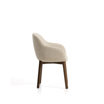Chaise Meila avec accoudoirs en chenille beige et pieds en chêne massif finition noyer