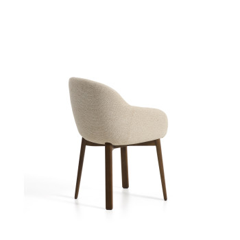 Chaise Meila avec accoudoirs en chenille beige et pieds en chêne massif finition noyer