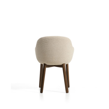 Chaise Meila avec accoudoirs en chenille beige et pieds en chêne massif finition noyer