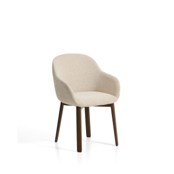 Chaise Meila avec accoudoirs en chenille beige et pieds en chêne massif finition noyer