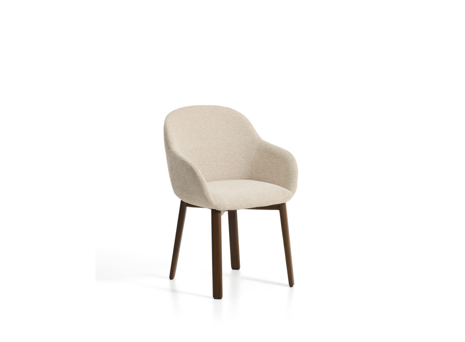 Chaise Meila avec accoudoirs en chenille beige et pieds en chêne massif finition noyer