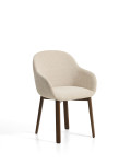 Chaise Meila avec accoudoirs en chenille beige et pieds en chêne massif finition noyer