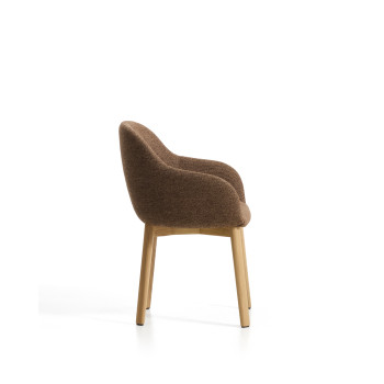 Chaise Meila avec accoudoirs en chenille couleur terre cuite et pieds en chêne massif finition naturelle