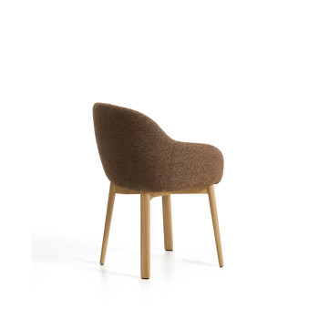 Chaise Meila avec accoudoirs en chenille couleur terre cuite et pieds en chêne massif finition naturelle