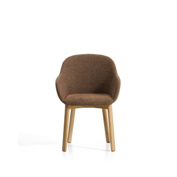 Chaise Meila avec accoudoirs en chenille couleur terre cuite et pieds en chêne massif finition naturelle