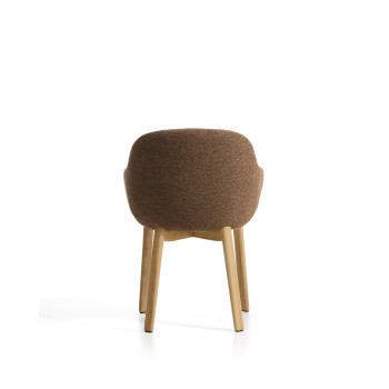 Chaise Meila avec accoudoirs en chenille couleur terre cuite et pieds en chêne massif finition naturelle