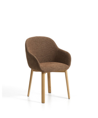 Chaise Meila avec accoudoirs en chenille couleur terre cuite et pieds en chêne massif finition naturelle