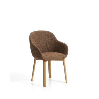 Chaise Meila avec accoudoirs en chenille couleur terre cuite et pieds en chêne massif finition naturelle