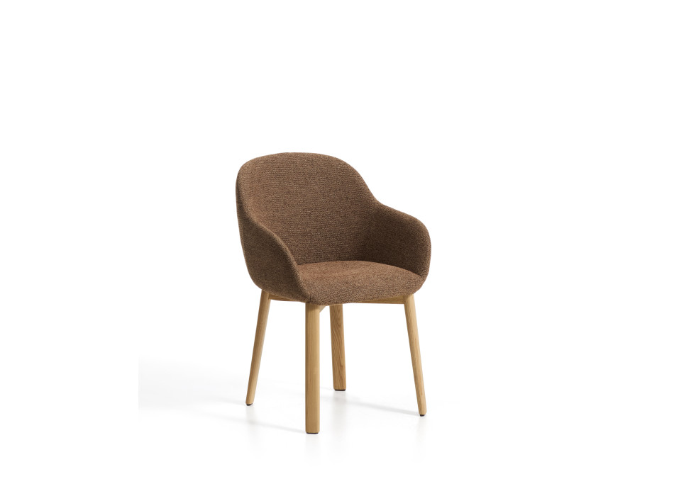 Chaise Meila avec accoudoirs en chenille couleur terre cuite et pieds en chêne massif finition naturelle