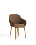 Chaise Meila avec accoudoirs en chenille couleur terre cuite et pieds en chêne massif finition naturelle