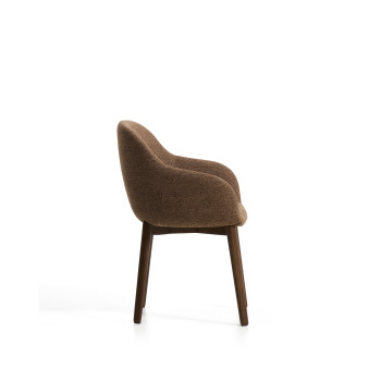 Chaise Meila avec accoudoirs en chenille couleur terre cuite et pieds en chêne massif finition noyer