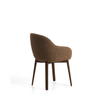 Chaise Meila avec accoudoirs en chenille couleur terre cuite et pieds en chêne massif finition noyer