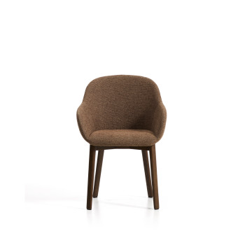 Chaise Meila avec accoudoirs en chenille couleur terre cuite et pieds en chêne massif finition noyer