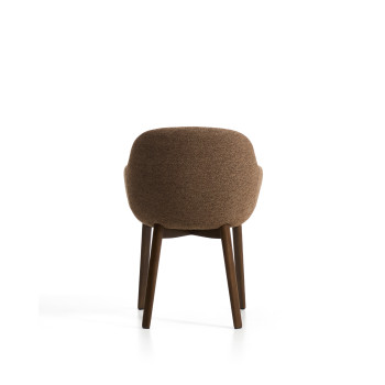Chaise Meila avec accoudoirs en chenille couleur terre cuite et pieds en chêne massif finition noyer