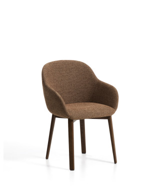 Chaise Meila avec accoudoirs en chenille couleur terre cuite et pieds en chêne massif finition noyer