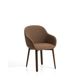Chaise Meila avec accoudoirs en chenille couleur terre cuite et pieds en chêne massif finition noyer