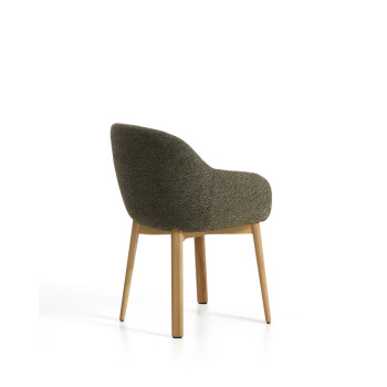 Chaise Meila avec accoudoirs en chenille verte et pieds en chêne massif finition naturelle