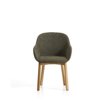 Chaise Meila avec accoudoirs en chenille verte et pieds en chêne massif finition naturelle