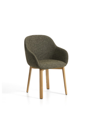 Chaise Meila avec accoudoirs en chenille verte et pieds en chêne massif finition naturelle