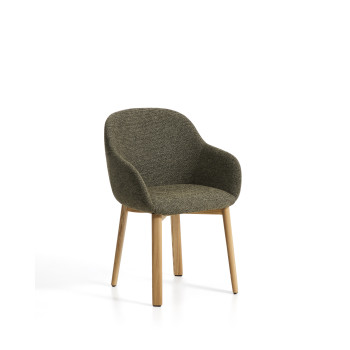 Chaise Meila avec accoudoirs en chenille verte et pieds en chêne massif finition naturelle