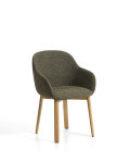 Chaise Meila avec accoudoirs en chenille verte et pieds en chêne massif finition naturelle