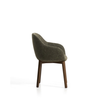 Chaise Meila avec accoudoirs en chenille verte et pieds en chêne massif finition noyer