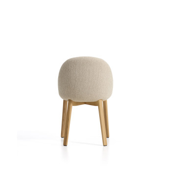 Chaise Meila en chenille beige et pieds en chêne massif finition naturelle