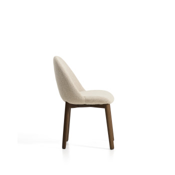 Chaise Meila en chenille beige et pieds en chêne massif finition noyer