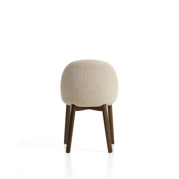 Chaise Meila en chenille beige et pieds en chêne massif finition noyer