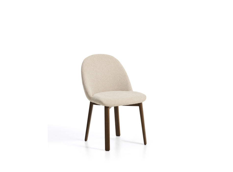 Chaise Meila en chenille beige et pieds en chêne massif finition noyer