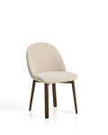 Chaise Meila en chenille beige et pieds en chêne massif finition noyer