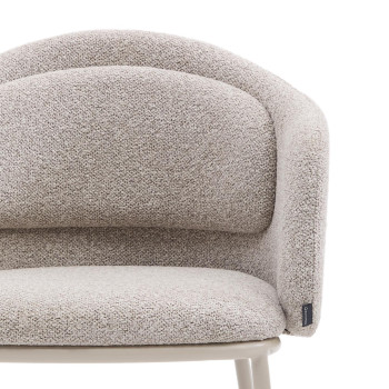 Chaise Minda en chenille beige épaisse avec pieds en acier finition bleue. Crédit FSC Mix.