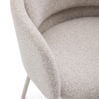 Chaise Minda en chenille beige épaisse avec pieds en acier finition bleue. Crédit FSC Mix.