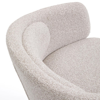Chaise Minda en chenille beige épaisse avec pieds en acier finition bleue. Crédit FSC Mix.