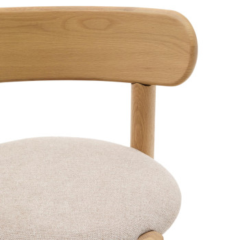 Chaise Nebai en chenille beige avec structure en chêne massif, finition naturelle FSC MIX C