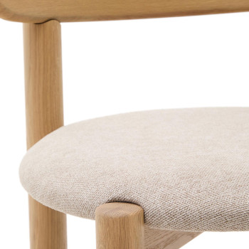 Chaise Nebai en chenille beige avec structure en chêne massif, finition naturelle FSC MIX C