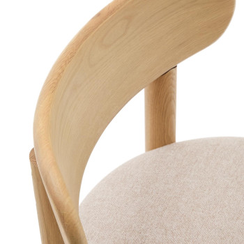 Chaise Nebai en chenille beige avec structure en chêne massif, finition naturelle FSC MIX C