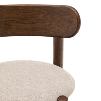 Chaise Nebai en chenille marron avec structure en chêne massif et finition noyer FSC MIX