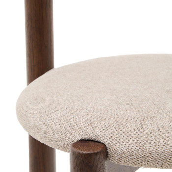 Chaise Nebai en chenille marron avec structure en chêne massif et finition noyer FSC MIX
