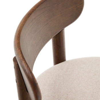 Chaise Nebai en chenille marron avec structure en chêne massif et finition noyer FSC MIX