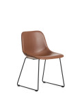 Chaise Zahara en polyuréthane marron avec pieds en acier finition noire certifiée FSC 100%