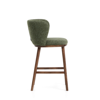 Tabouret Ciselia en chenille épaisse vert foncé et pieds en frêne massif finition noyer.
