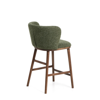 Tabouret Ciselia en chenille épaisse vert foncé et pieds en frêne massif finition noyer.