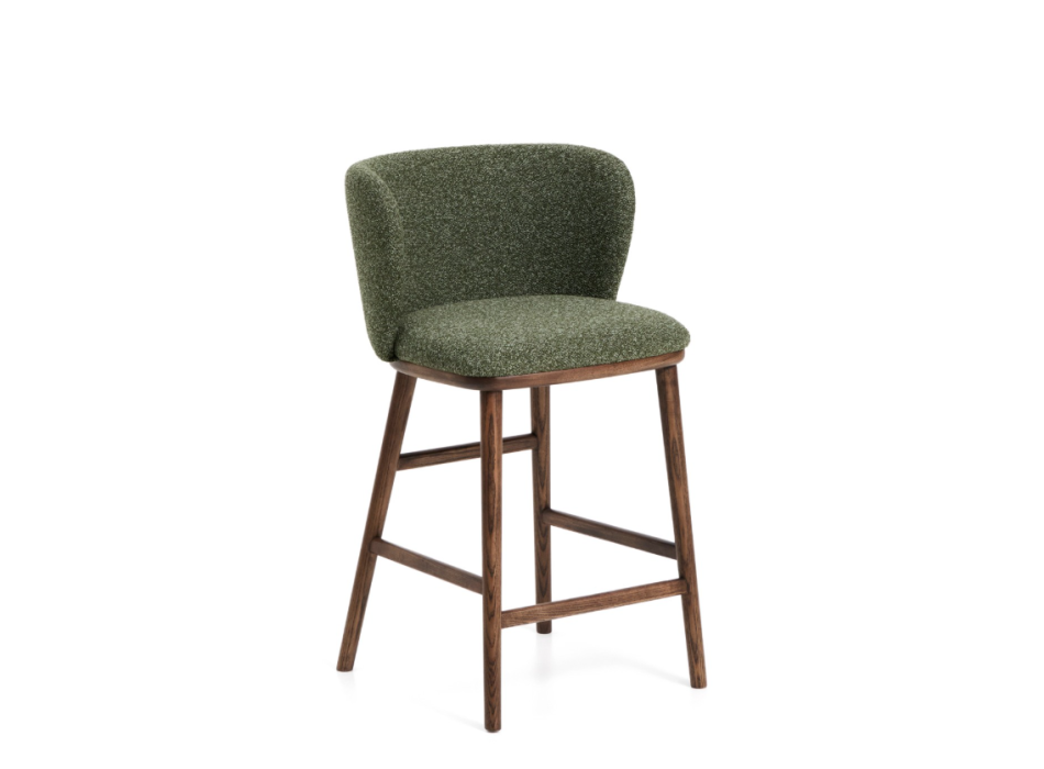 Tabouret Ciselia en chenille épaisse vert foncé et pieds en frêne massif finition noyer.