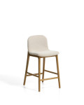 Tabouret Elnor en chenille beige avec pieds en chêne massif finition naturelle, 65 cm